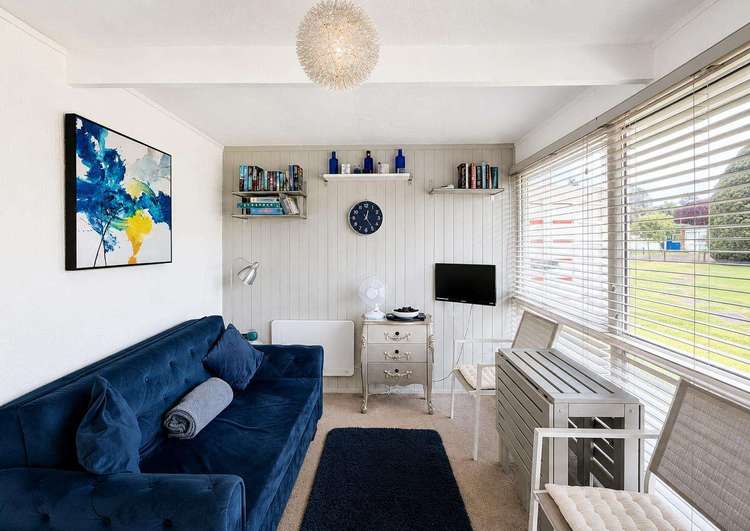 92018CS⭐ – Cedar Springs 18, 2 bed, 4 berth chalet. Ruby rated. Preview 4
