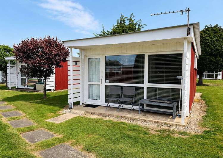 92018CS⭐ – Cedar Springs 18, 2 bed, 4 berth chalet. Ruby rated. Preview 0