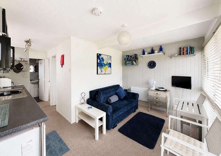 92018CS⭐ – Cedar Springs 18, 2 bed, 4 berth chalet. Ruby rated. Preview 3