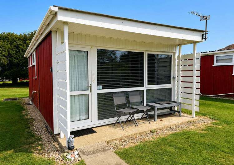 92018CS⭐ – Cedar Springs 18, 2 bed, 4 berth chalet. Ruby rated. Preview 1