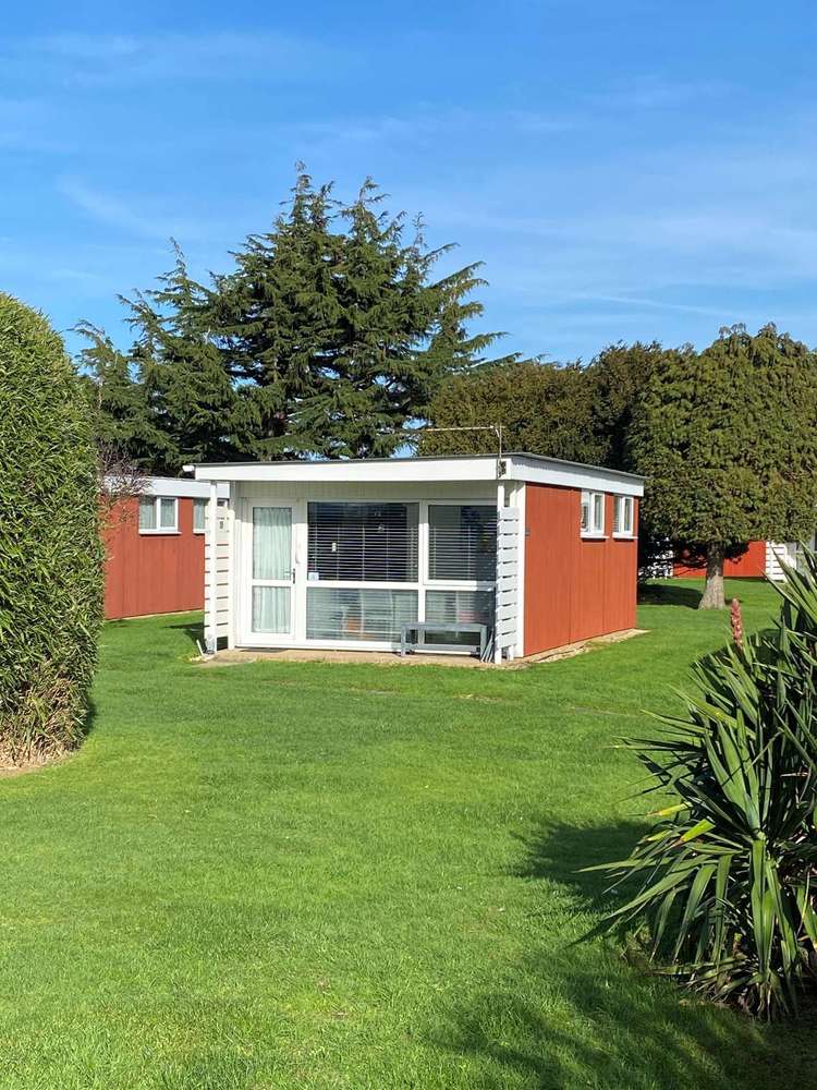 92018CS⭐ – Cedar Springs 18, 2 bed, 4 berth chalet. Ruby rated. Preview 2