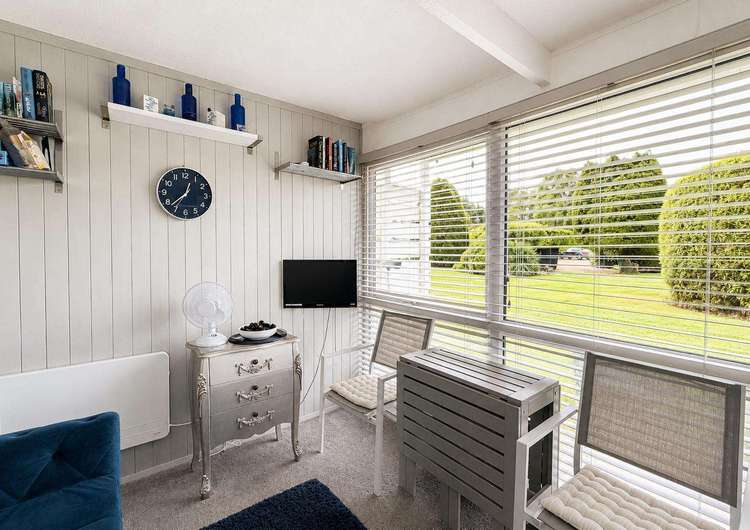 92018CS⭐ – Cedar Springs 18, 2 bed, 4 berth chalet. Ruby rated. Preview 5