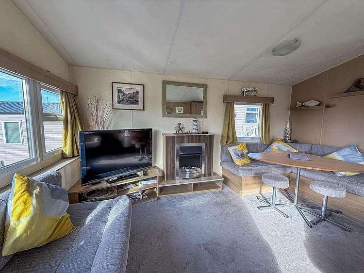 21031A⭐ – Althorpe area, 2 bed, 6 berth caravan with decking. Opal rated. Preview 5