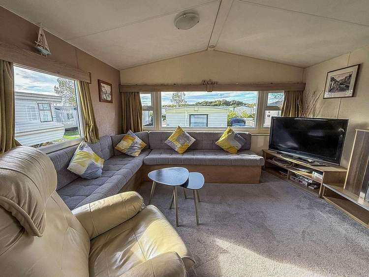 21031A⭐ – Althorpe area, 2 bed, 6 berth caravan with decking. Opal rated. Preview 4