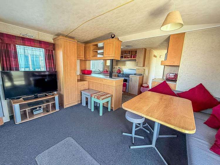 21054A⭐ – Althorpe area, 3 bed, 6 berth caravan with side decking. Opal rated. Preview 4