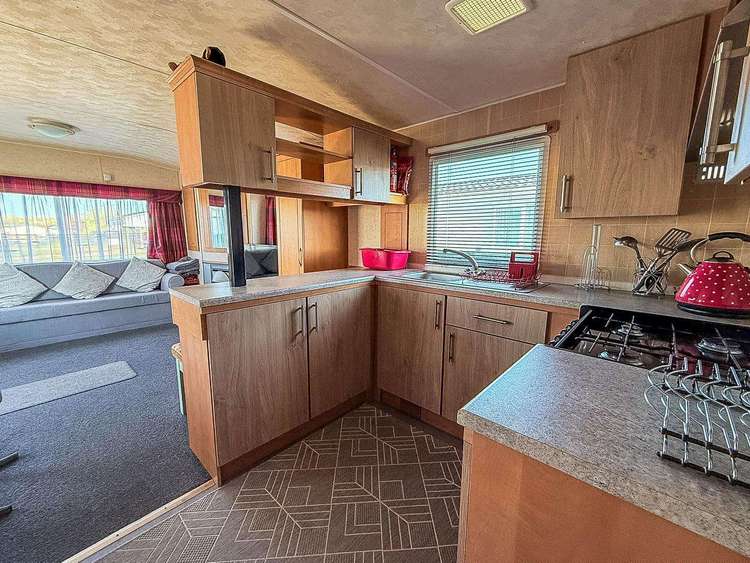 21054A⭐ – Althorpe area, 3 bed, 6 berth caravan with side decking. Opal rated. Preview 5