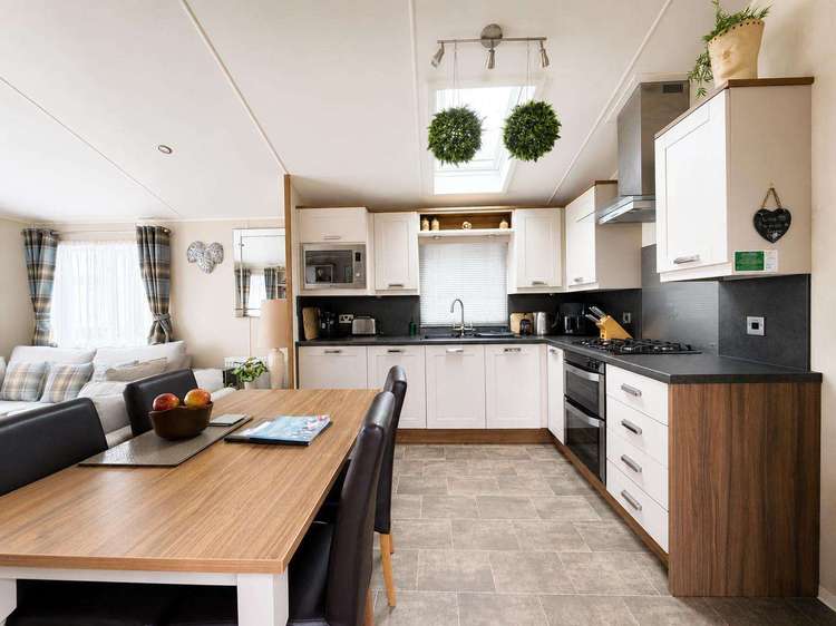 32060AZ⛱️ – Azure Seas, 2 bed, 6 berth caravan with decking. Diamond rated. Preview 5
