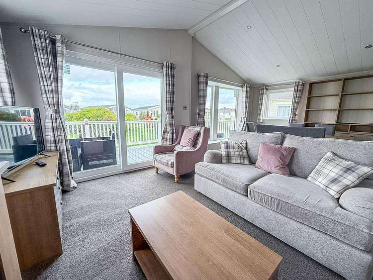 23195K⛱️ – Kensington area, 2 bed, 6 berth lodge with decking and pond-views. Platinum-Deluxe rated. Preview 4
