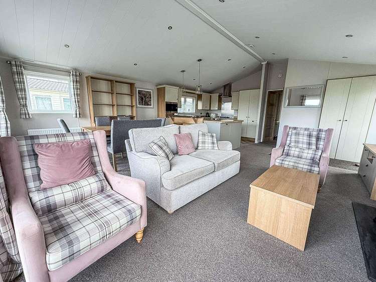 23195K⛱️ – Kensington area, 2 bed, 6 berth lodge with decking and pond-views. Platinum-Deluxe rated. Preview 5