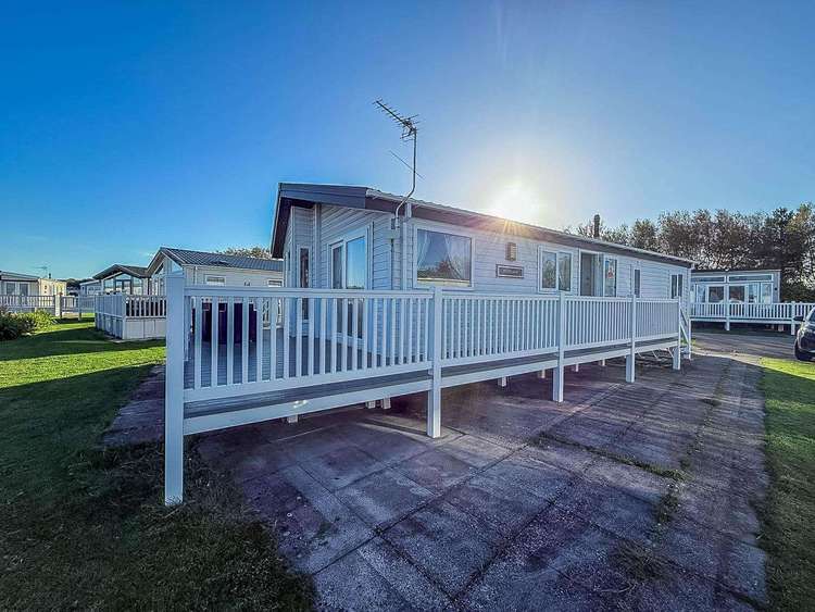 23195K⛱️ – Kensington area, 2 bed, 6 berth lodge with decking and pond-views. Platinum-Deluxe rated. Preview 0