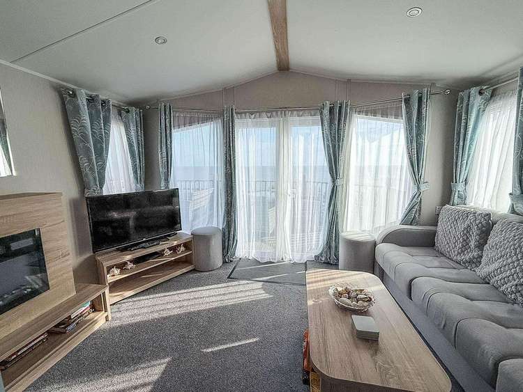 32048AZ⛱️ – Azure Seas, 3 bed, 6 berth caravan with decking and full sea views. Diamond rated. Preview 5