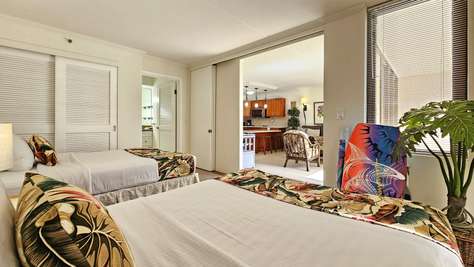 Waikiki Banyan 1010 T2