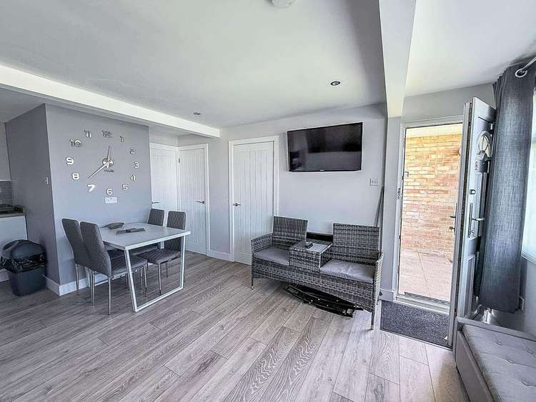 51054S⭐ – Sunbeach Holiday Park, 2 bed, 5 berth chalet. Opal rated. Preview 2