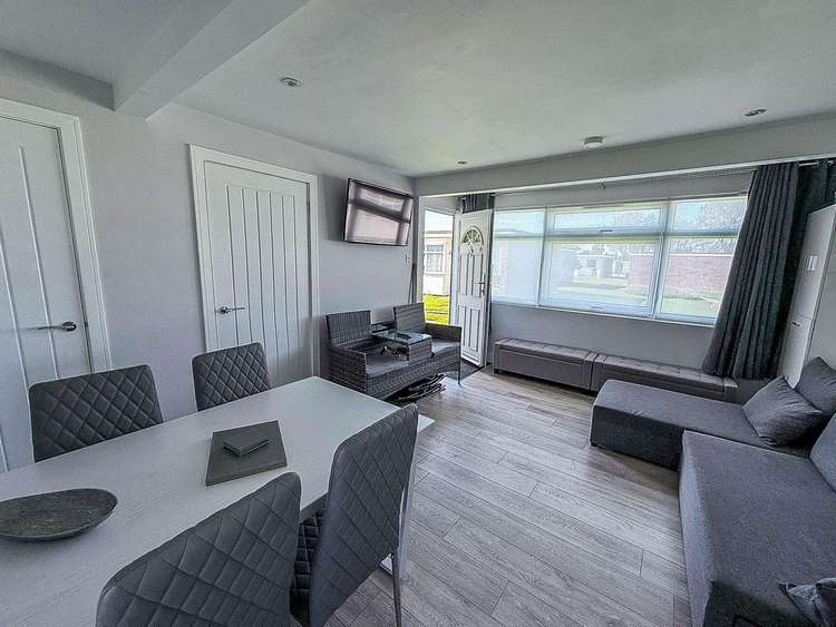 51054S⭐ – Sunbeach Holiday Park, 2 bed, 5 berth chalet. Opal rated. Preview 5