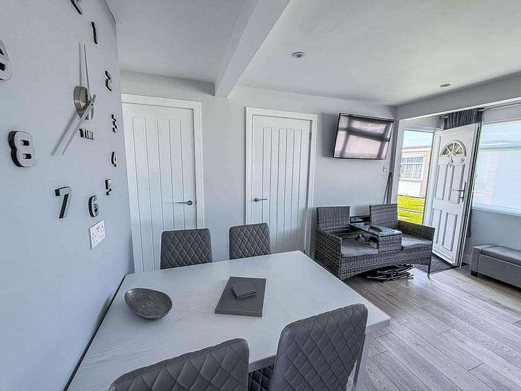 51054S⭐ – Sunbeach Holiday Park, 2 bed, 5 berth chalet. Opal rated. Preview 3