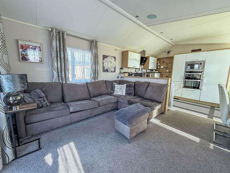 44009G⭐ – Beaumont View, 2 bed, 6 berth caravan with decking. Diamond rated. Preview 5