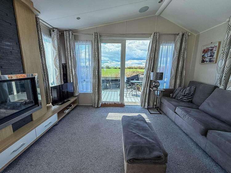 44009G⭐ – Beaumont View, 2 bed, 6 berth caravan with decking. Diamond rated. Preview 4