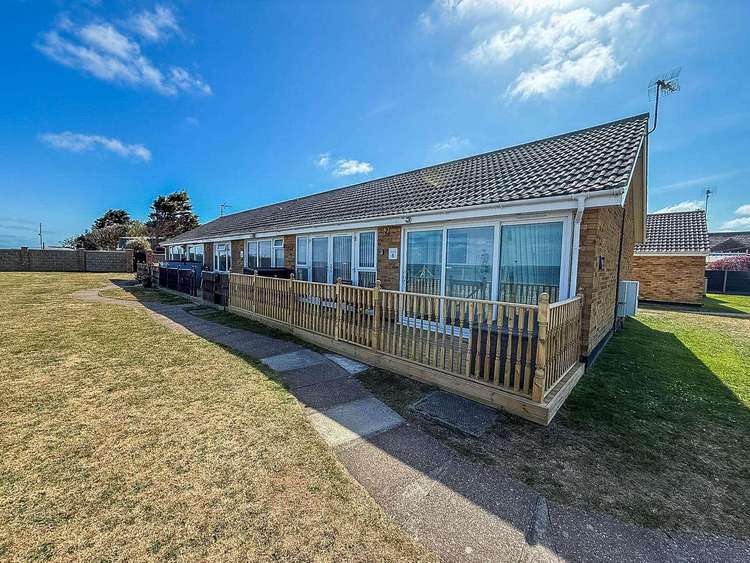 14006W⛱️ – Waterside, 3 bed, 5 berth bungalow with decking and full seaviews. Opal rated. Preview 0