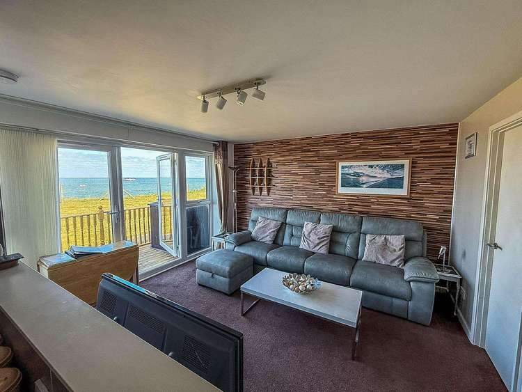 14006W⛱️ – Waterside, 3 bed, 5 berth bungalow with decking and full seaviews. Opal rated. Preview 4