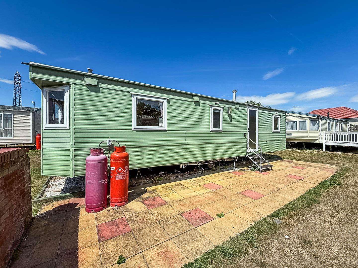 Book a last-minute caravan holiday in a 3-bedroom, 8-berth caravan and explore Walton on the Naze beach and other things to do in Essex. - property