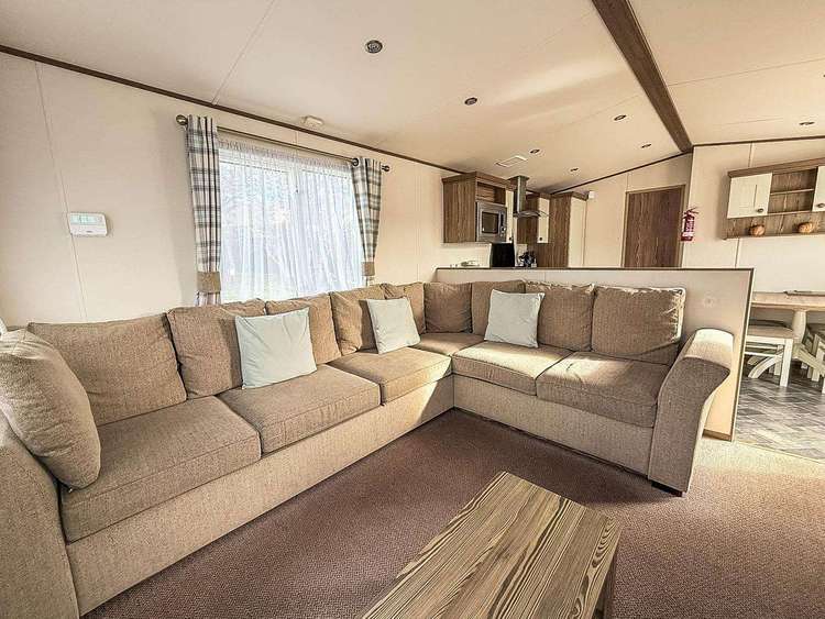 23028S⛱️ – Sandringham area, 2 bed, 6 berth caravan with decking, D/G & C/H. Opal Rated. Preview 4