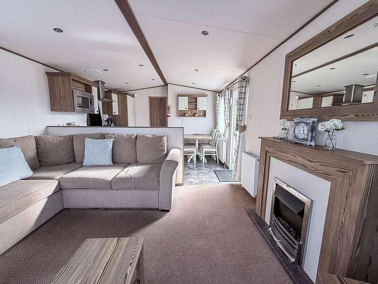23028S⛱️ – Sandringham area, 2 bed, 6 berth caravan with decking, D/G & C/H. Opal Rated. Preview 5