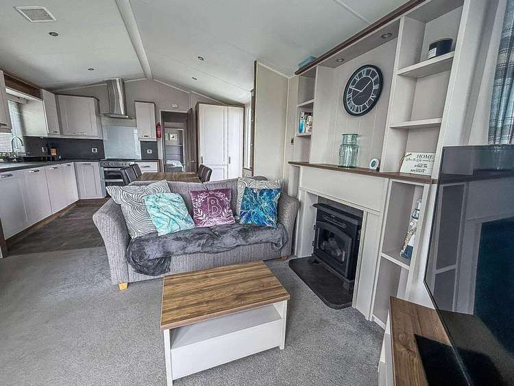 20025CF⭐ – Cliff Field area, 2 bed, 6 berth caravan with decking. Diamond rated. Preview 4