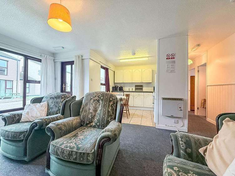 85067P⛱️ – 3 bed bungalow, sleeps 6 at Perran View Holiday Park. Opal rated. Preview 5