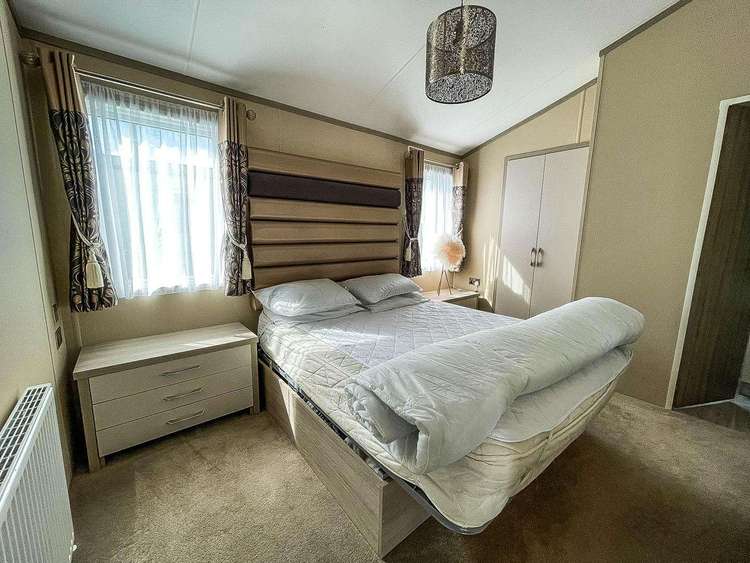 90023SV⛱️ – Seaview area, 2 bed, 6 berth caravan with stunning seaviews and decking! Platinum rated. Preview 5