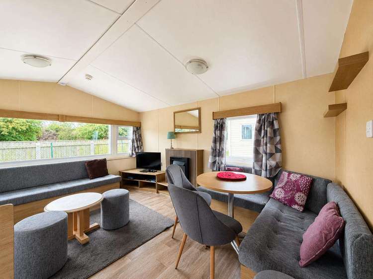 35375S⭐ – Sunnydale area, 2 bed, 6 berth caravan with C/H and D/G. Ruby rated. Preview 4