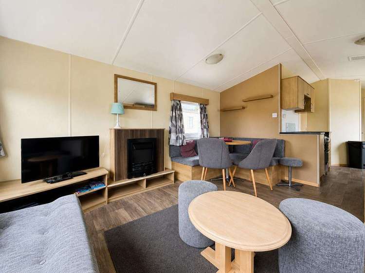 35375S⭐ – Sunnydale area, 2 bed, 6 berth caravan with C/H and D/G. Ruby rated. Preview 5