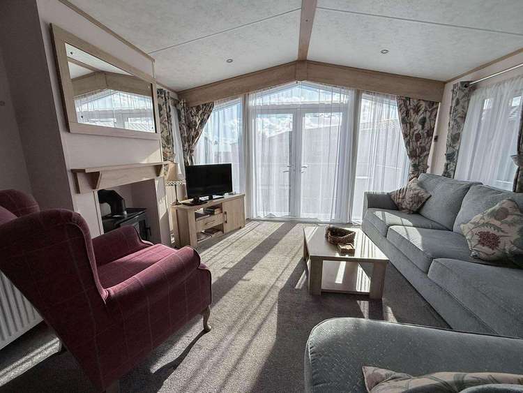 32025AZ⭐ – Azure Seas, 2 bed, 4 berth caravan with decking. Diamond rated. Preview 4