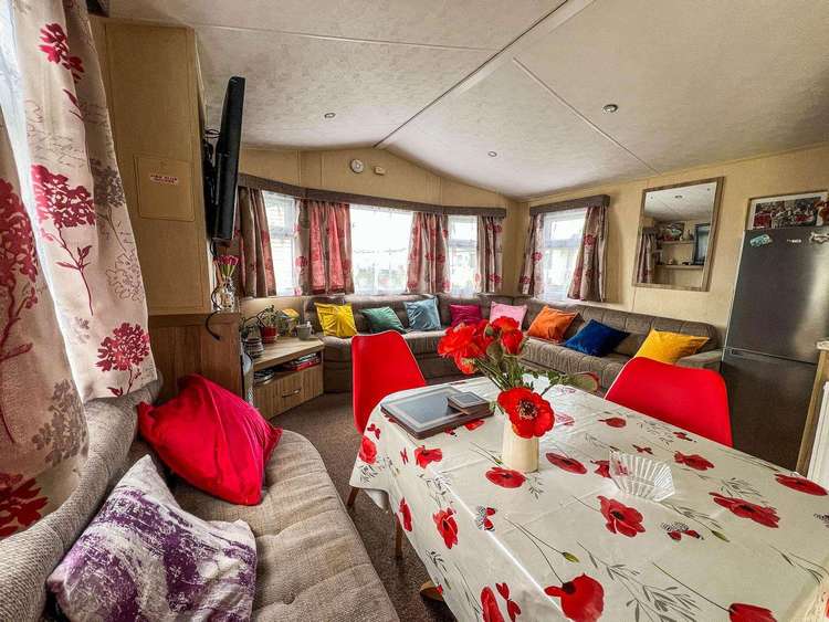 44504P⭐ – Field 5, 3 bed, 8 berth caravan with D/G and C/H. Ruby rated. Preview 5