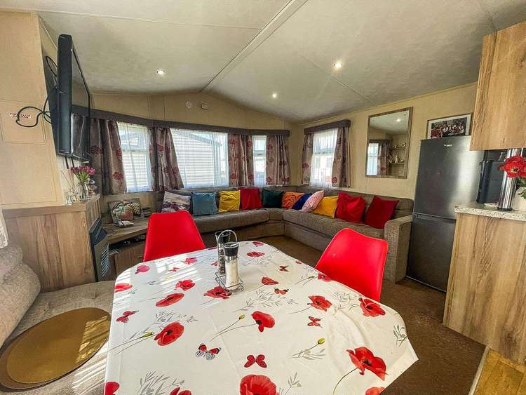 44504P⭐ – Field 5, 3 bed, 8 berth caravan with D/G and C/H. Ruby rated. Preview 4