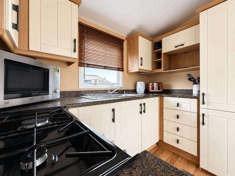 19129S⭐ – Summerfields, 2 bed, 6 berth caravan with decking, D/G & C/H. Opal rated. Preview 4