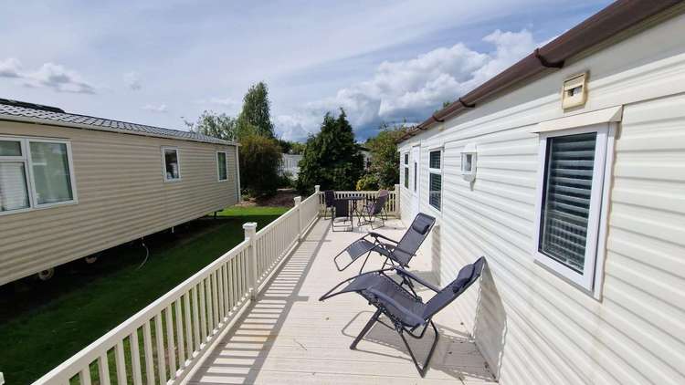 33035V⭐ – Vintage area, 2 bed, 6 berth caravan with decking. Opal rated. Preview 4