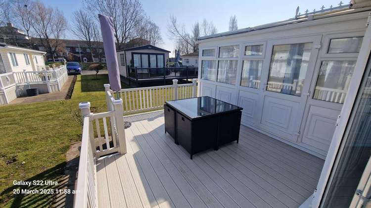 33093V⭐ – Vintage area, 2 bed, 6 berth lodge with decking, D/G and C/H. Platinum rated. Preview 2