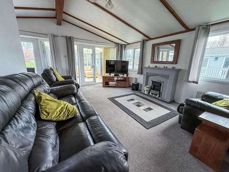 33093V⭐ – Vintage area, 2 bed, 6 berth lodge with decking, D/G and C/H. Platinum rated. Preview 5