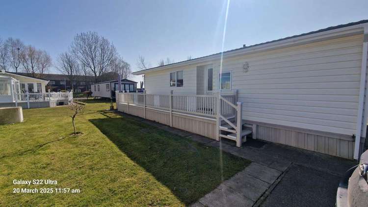 33093V⭐ – Vintage area, 2 bed, 6 berth lodge with decking, D/G and C/H. Platinum rated. Preview 3