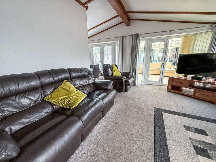 33093V⭐ – Vintage area, 2 bed, 6 berth lodge with decking, D/G and C/H. Platinum rated. Preview 4