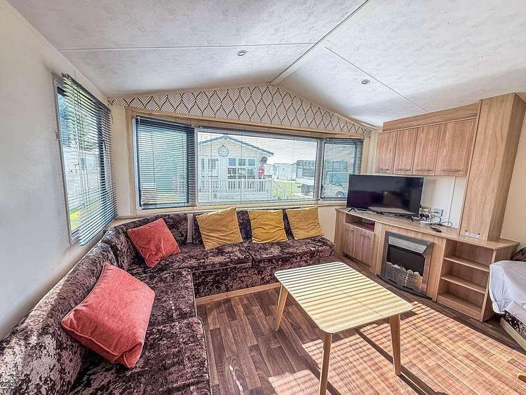 36017D⭐ – D area, 2 bed, 6 berth caravan with electric panel heaters. Emerald rated. Preview 4