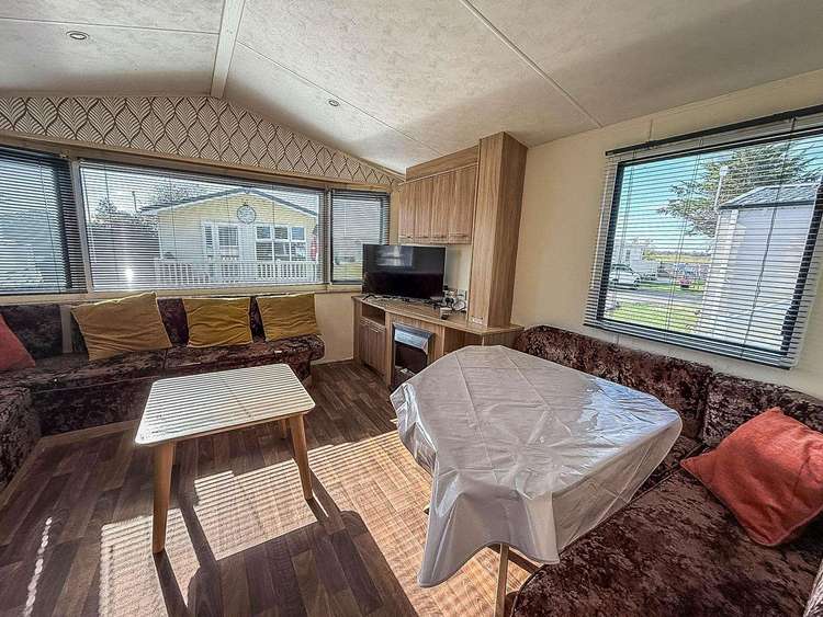 36017D⭐ – D area, 2 bed, 6 berth caravan with electric panel heaters. Emerald rated. Preview 5
