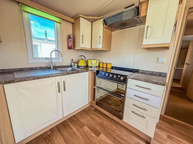 44606O⭐ – Field 6, 2 bed, 6 berth caravan with D/G and C/H. Ruby rated. Preview 4