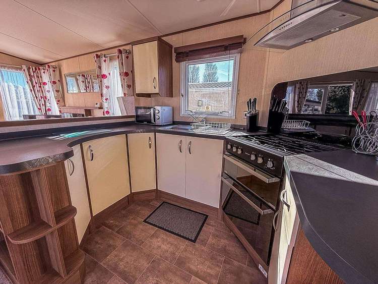 80032M⛱️ – Mentmore area, 3 bed, 8 berth caravan with decking, D/G & C/H. Diamond rated. Preview 4