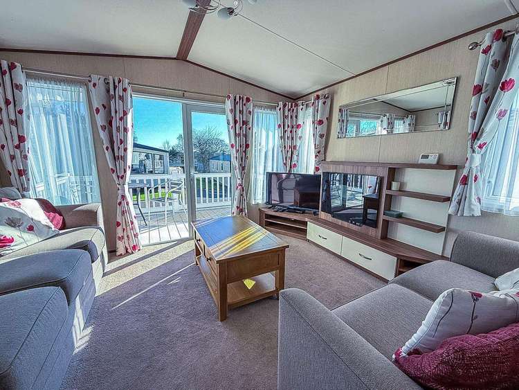 80032M⛱️ – Mentmore area, 3 bed, 8 berth caravan with decking, D/G & C/H. Diamond rated. Preview 5