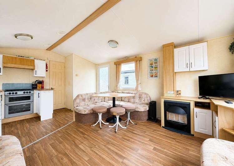 21012E⭐ – Elstow area, 3 bed, 8 berth caravan with side decking. Ruby rated. Preview 5