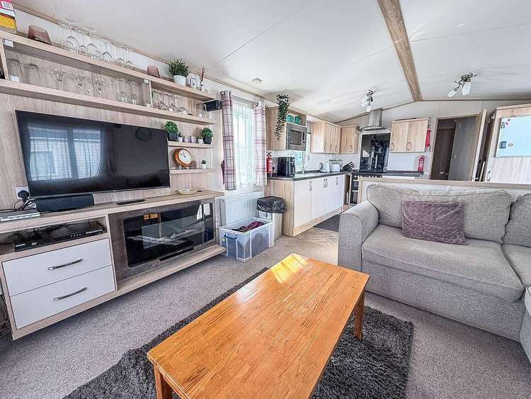 20074BS⭐ – Broadlands, 2 bed, 6 berth caravan with full decking. Diamond rated. Preview 4