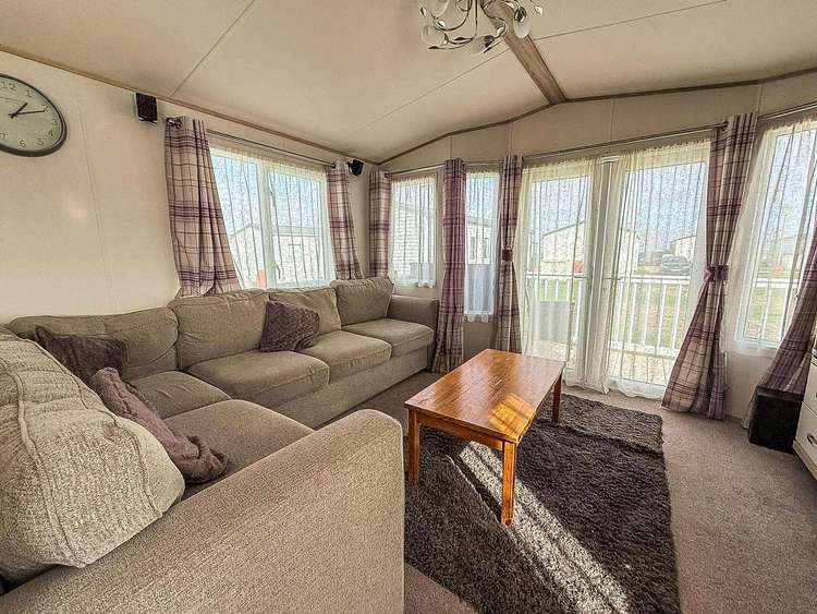 20074BS⭐ – Broadlands, 2 bed, 6 berth caravan with full decking. Diamond rated. Preview 5