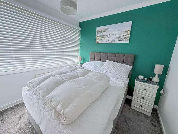 76165B⭐ – Beach Road, 3 bed, 5 berth chalet with D/G & electric panel heaters. Opal rated. Preview 5
