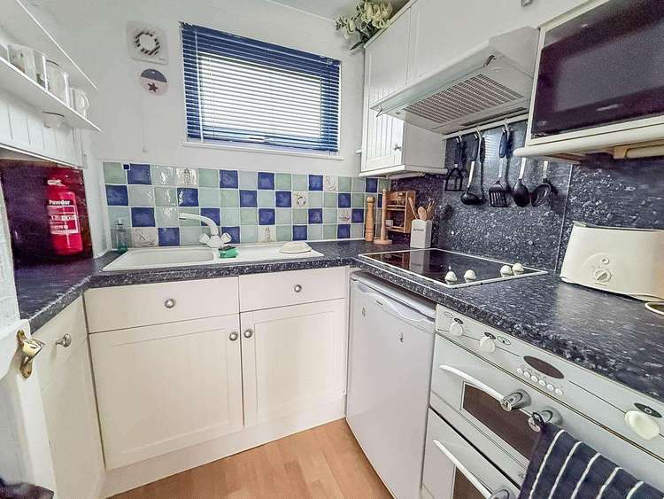 76165B⭐ – Beach Road, 3 bed, 5 berth chalet with D/G & electric panel heaters. Opal rated. Preview 4